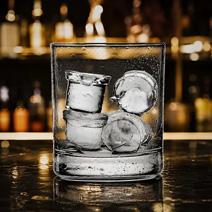 Dostava leda za piće – premium gourmet led u čaši sa barskom pozadinom